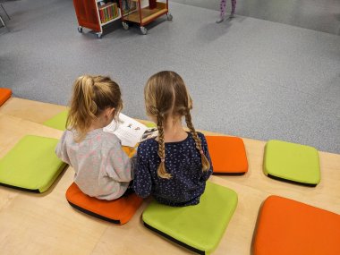 Kinder und Jugendliche - Medienkisten Bücherkisten.JPG